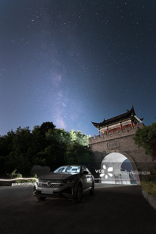 银河下的汽车图片素材