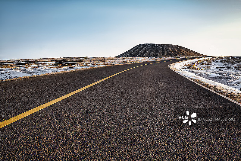 草原上通向火山的公路图片素材