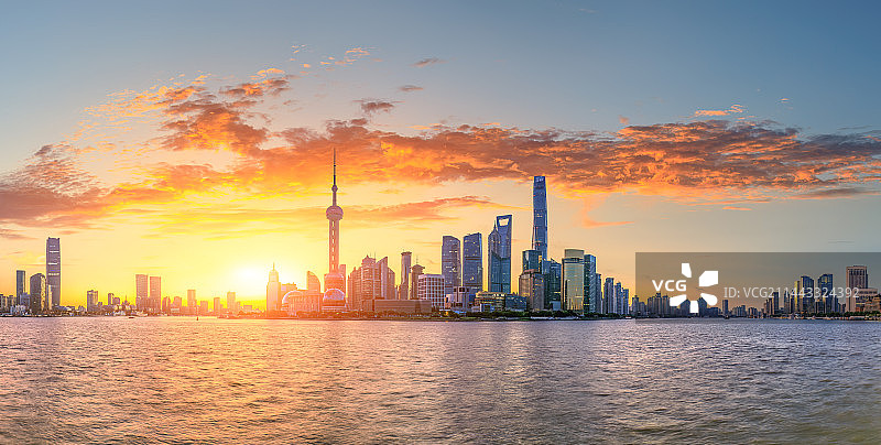 中国上海日出时城市天际线和河流自然风光图片素材