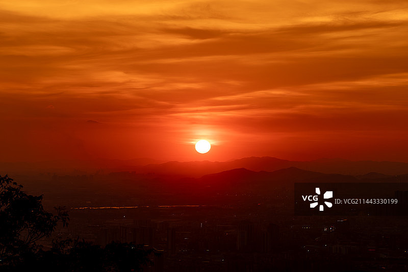 白云山摩星岭橘色日落图片素材