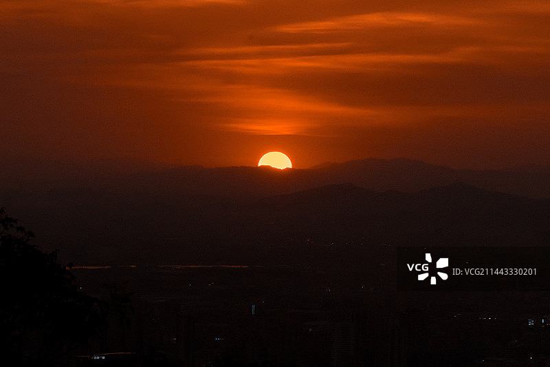 白云山摩星岭橘色日落图片素材