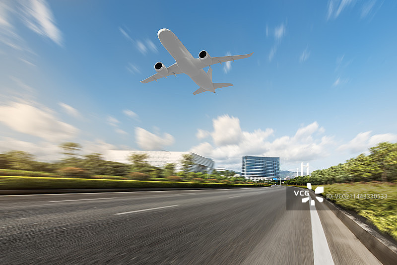 飞机和城市道路图片素材