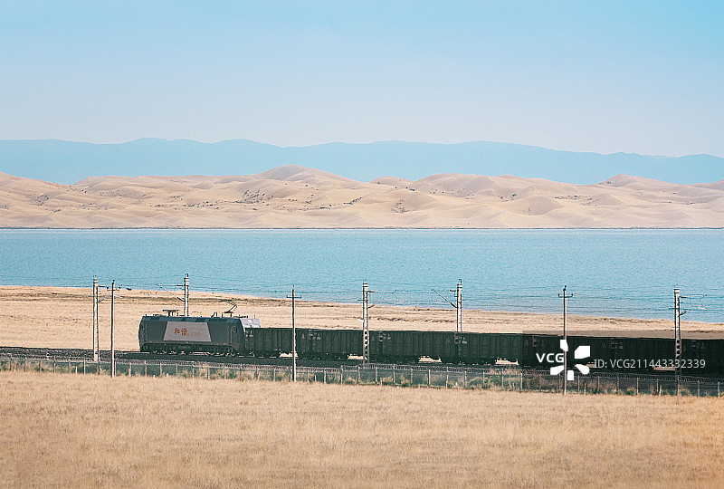青海省海北州 货运火车在青海湖尕海边行驶图片素材