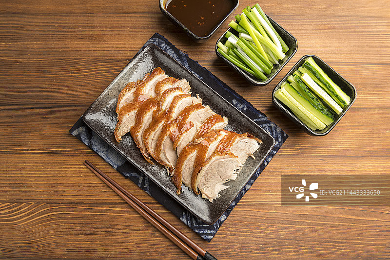 传统美食特色名菜烤鸭摆放在木桌面上特写图片素材