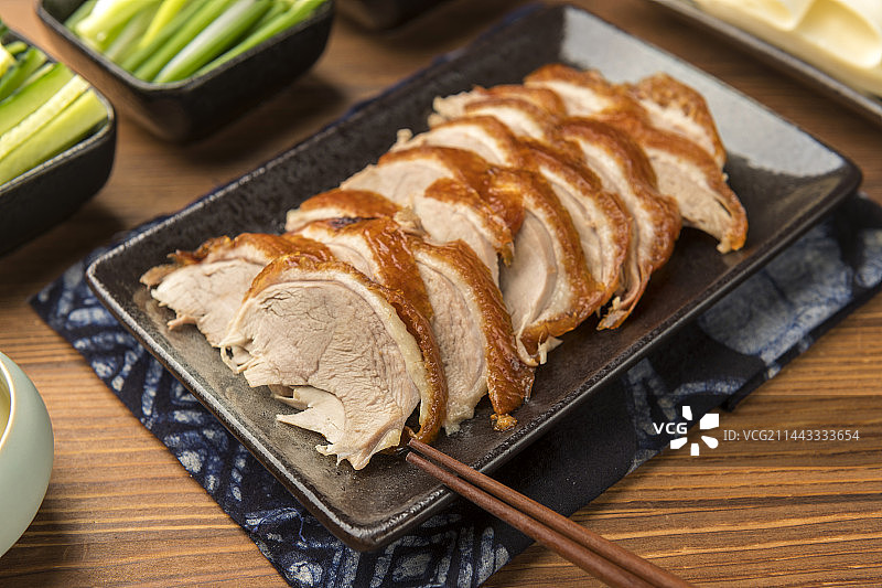 传统美食特色名菜烤鸭摆放在木桌面上特写图片素材