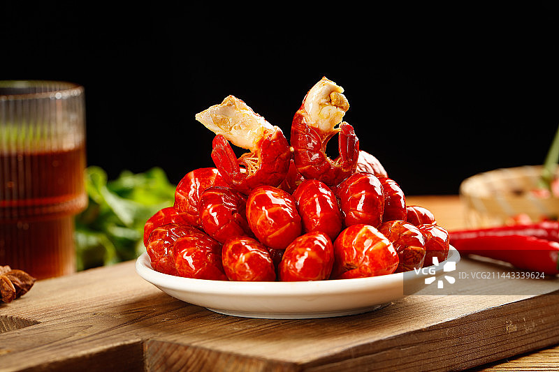 木底上的龙虾尾图片素材