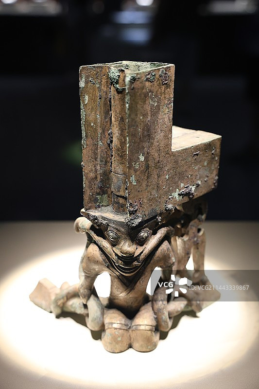 西汉南越王墓博物馆—人操蛇铜托座图片素材