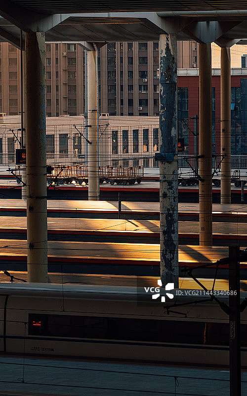 哈尔滨火车西站站台图片素材