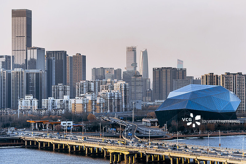 中国辽宁沈阳盛京大剧院和浑河大桥建筑风光图片素材