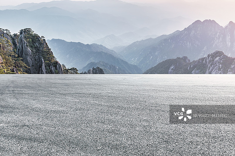干净的沥青道路和山脉自然环境风光图片素材