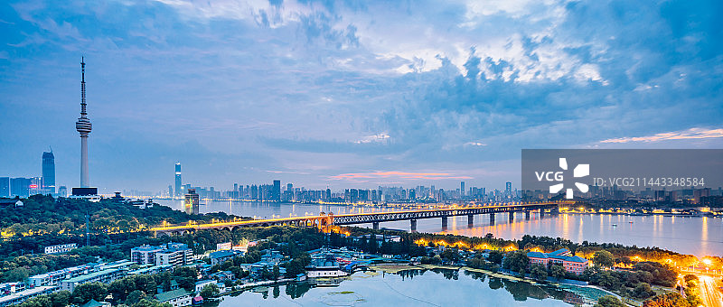 中国湖北武汉龟山电视塔和长江大桥夜景图片素材