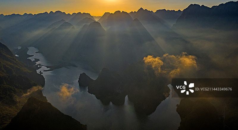 一泓碧水藏群峰图片素材