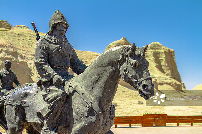 戈壁滩古代骑马武士雕塑图片素材