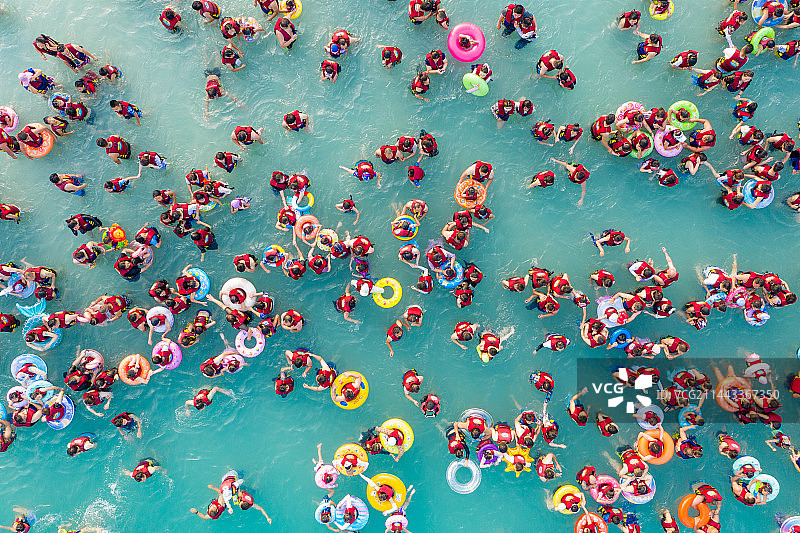 航拍水上乐园大海啸人工造浪池 夏季酷暑高温天气 蓝色 冲浪玩水 清凉度假区图片素材