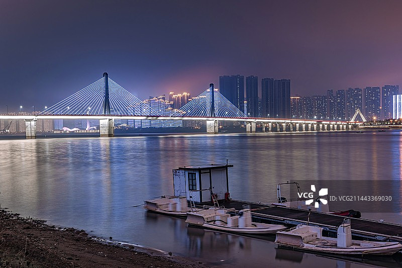 湖南省长沙市银盆岭大桥湘江边简易码头夜景图片素材
