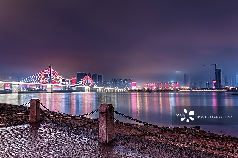 湖南省长沙市银盆岭大桥灯光秀湘江观光步道夜景图片素材