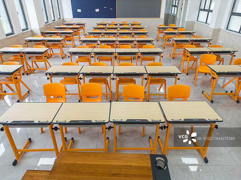 桌椅摆放整齐的新建教室图片素材