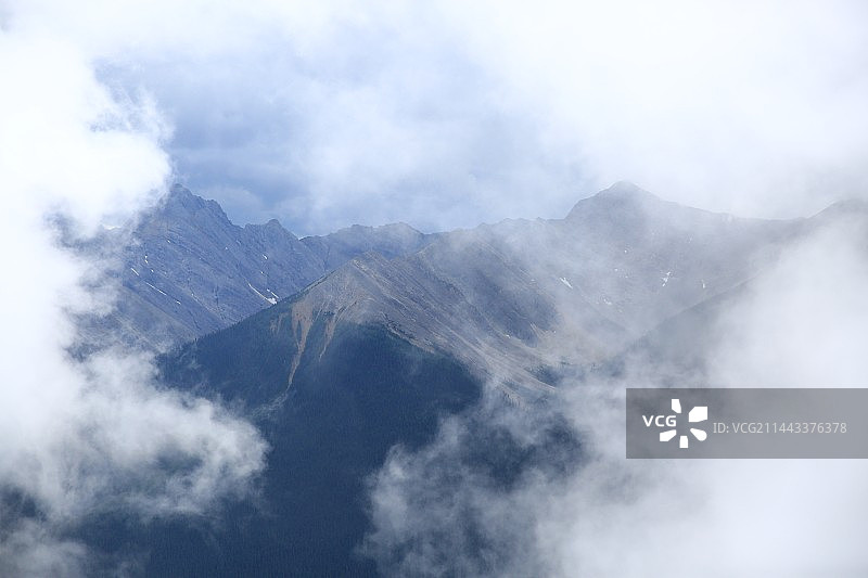 云遮雾绕硫磺山图片素材