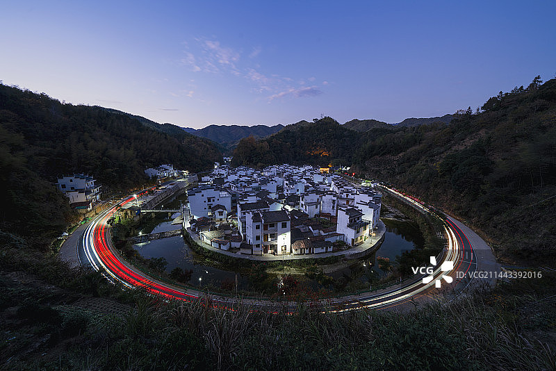 中国江西上饶婺源大鄣山乡徽派建筑群最圆乡村菊径村车轨夜景图片素材