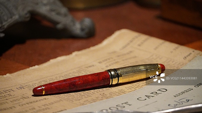 桌子上的钢笔特写镜头图片素材