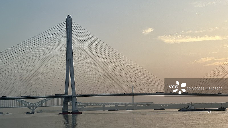 多云天空下的吊桥图片素材