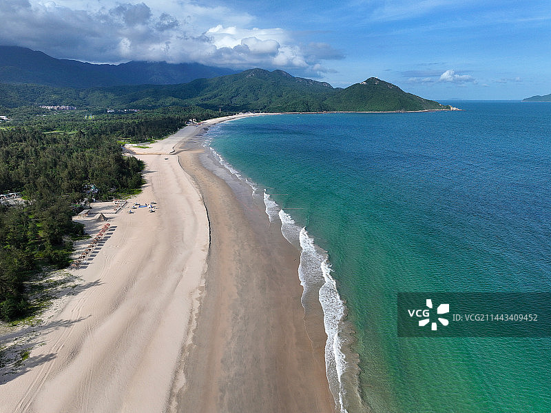 广东省深圳市大鹏新区西涌旅游度假区仙人掌沙滩情人岛航拍图片素材