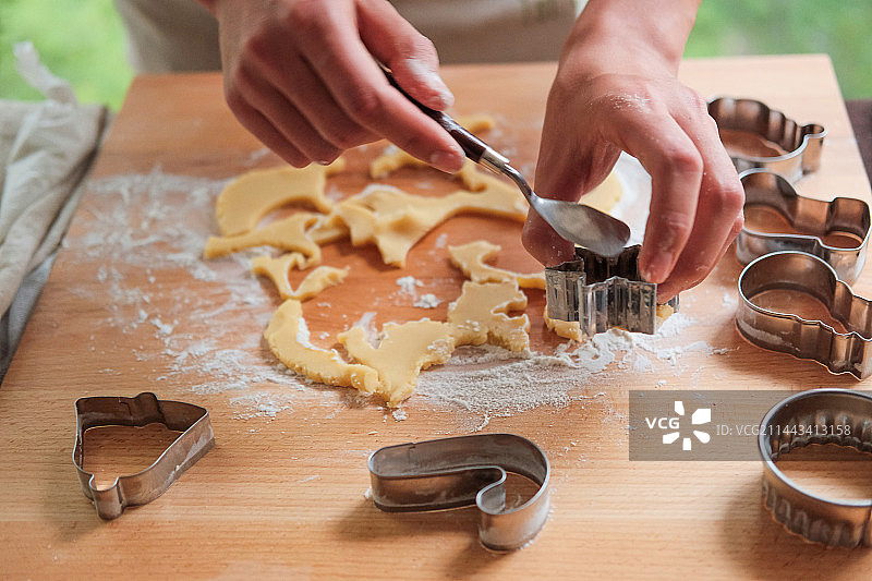 厨师的手制作姜饼的过程图片素材
