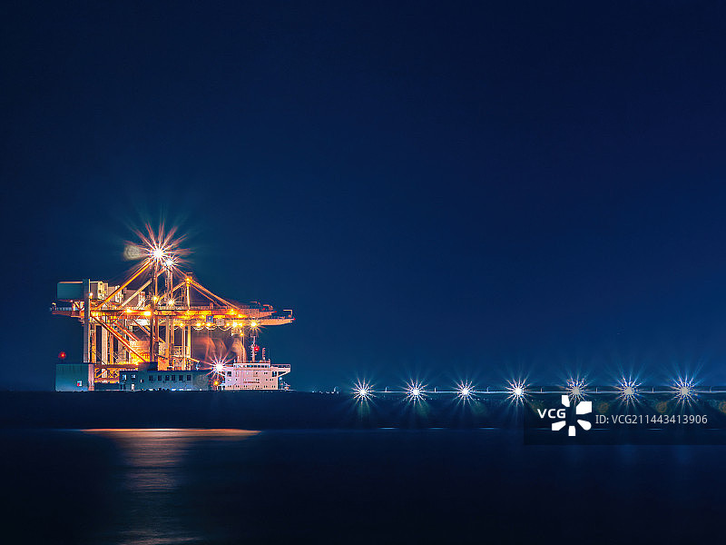 夜晚的海港灯光图片素材