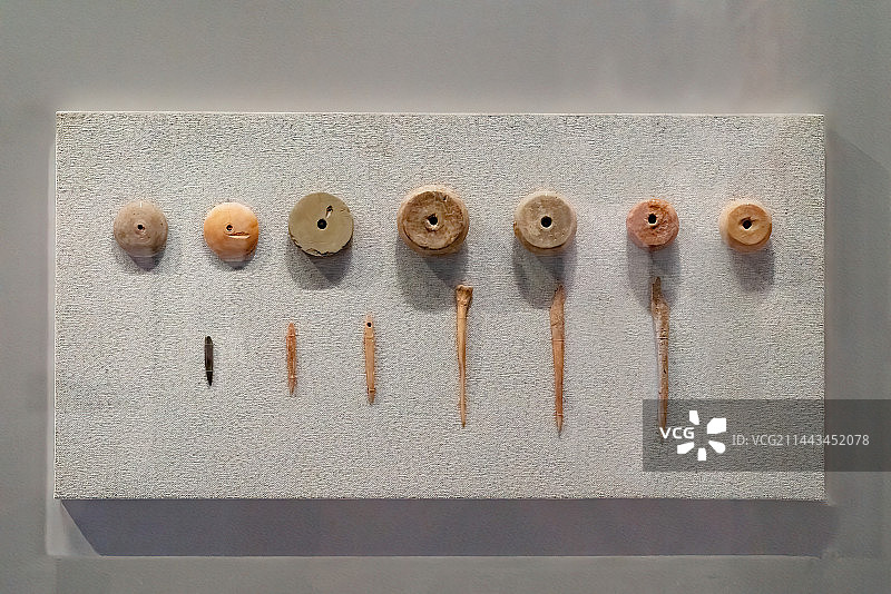 新石器时代仰韶文化，陶器，骨器，纺轮，骨簪图片素材