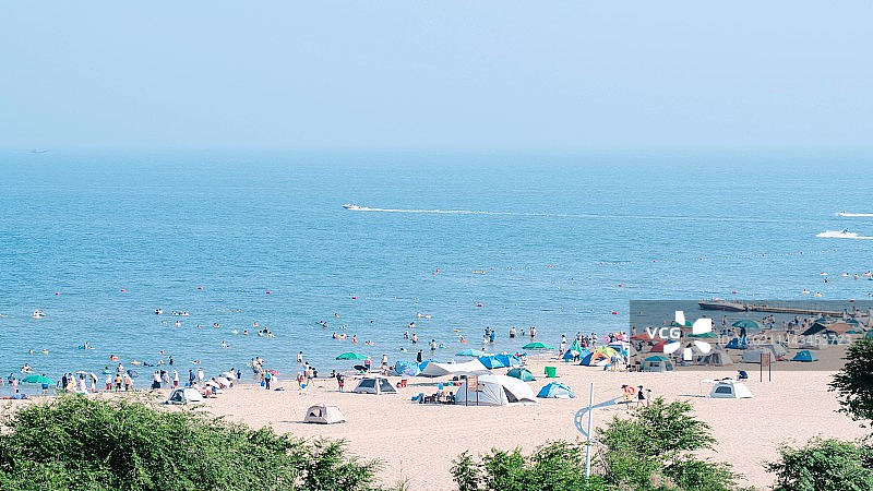 海滩上的人们图片素材