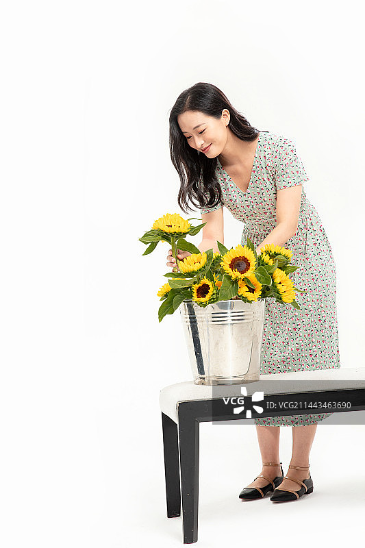 手拿向日葵的美丽女性图片素材