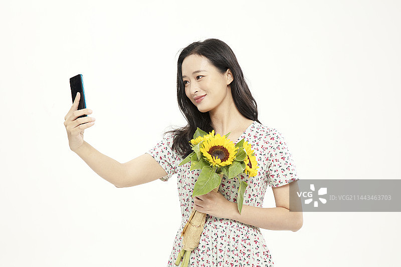 手拿向日葵的美丽女性图片素材