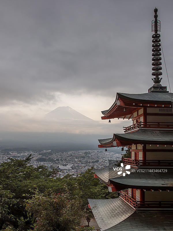 浅间神社前的富士山图片素材