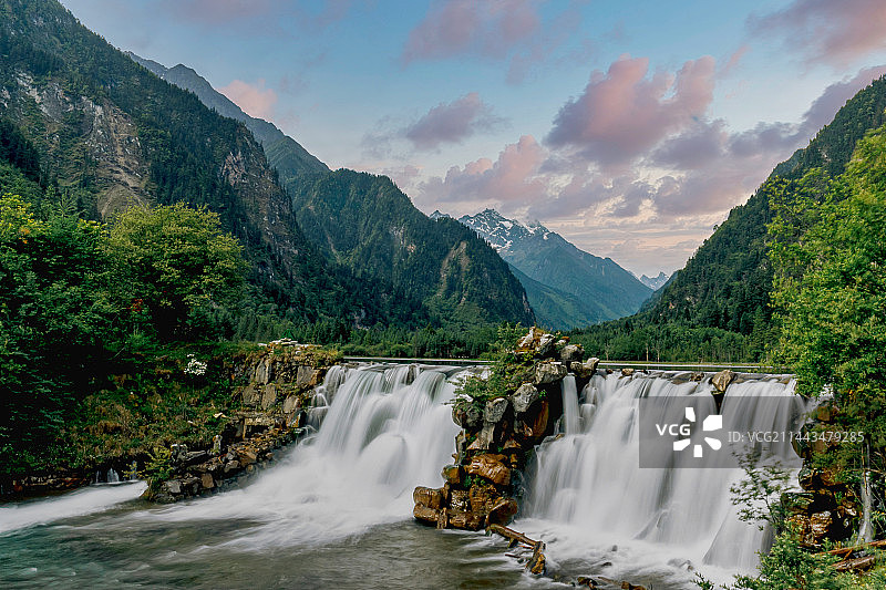 四川阿坝藏族羌族自治州国家4A级旅游风景区毕棚沟景区山谷中的白龙瀑布景点图片素材