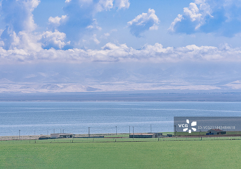 青海省海南州，青海湖岸的房屋图片素材