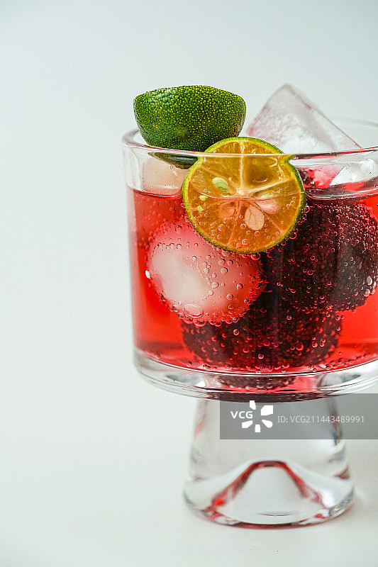 杨梅荔枝冰饮图片素材