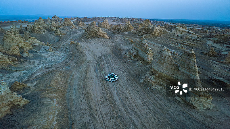 越野车队在戈壁中露营图片素材