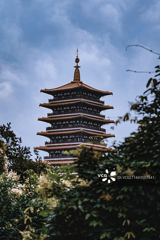 蓝天白云下的佛顶寺图片素材