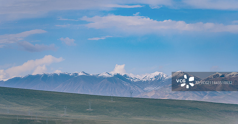 青海省果洛州，阿尼玛卿山与高山草甸图片素材