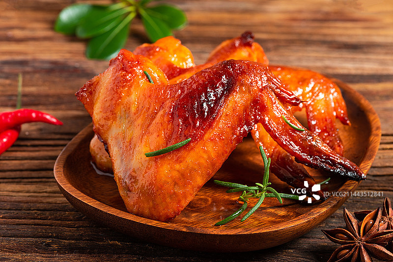 旧木板上的一盘奥尔良烤鸡翅图片素材