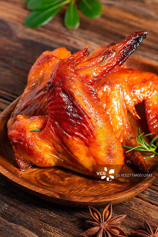 旧木板上的一盘奥尔良烤鸡翅图片素材