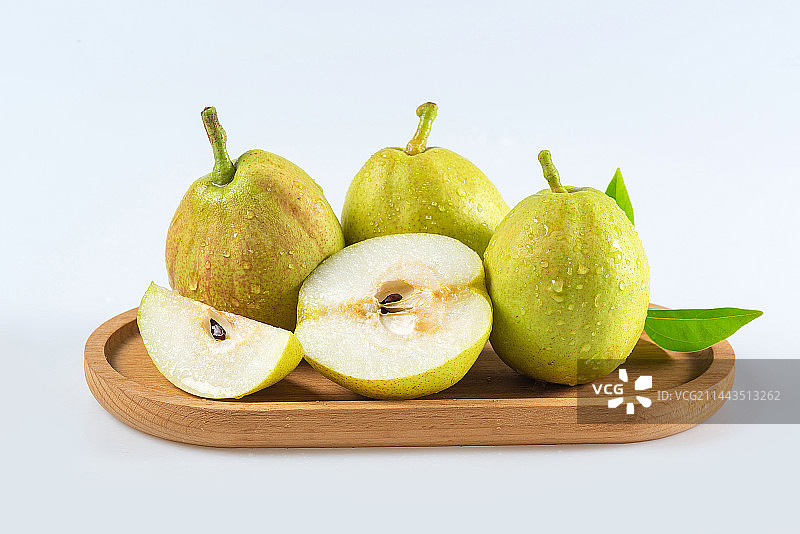 白底上的一盘切开的库尔勒香梨图片素材