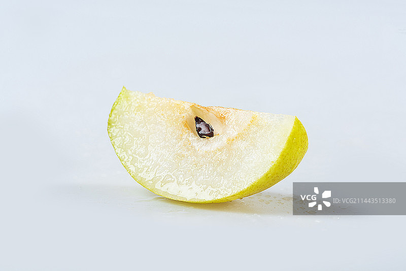 白底上切开的库尔勒香梨特写图片素材