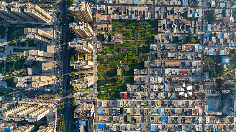 城中村中被住房包围的小片菜地图片素材