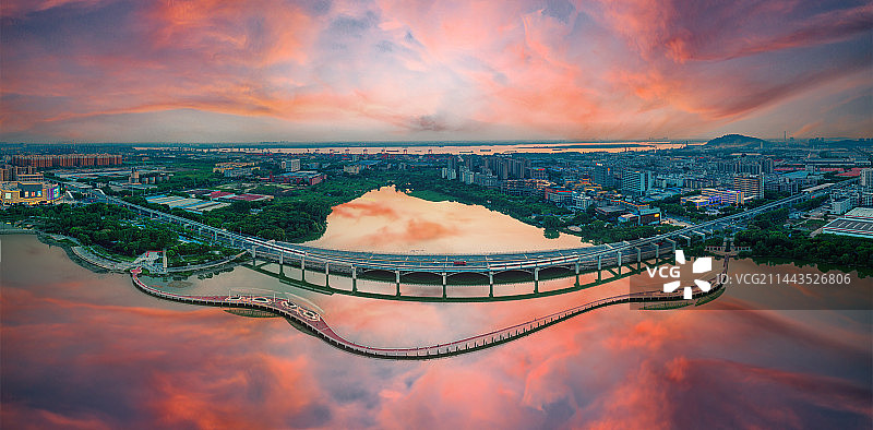 霞映银湖图片素材