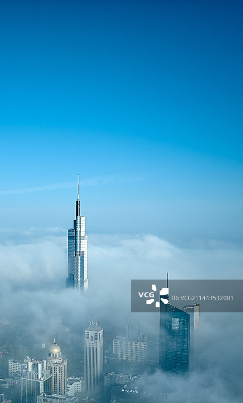 云雾中的紫峰图片素材