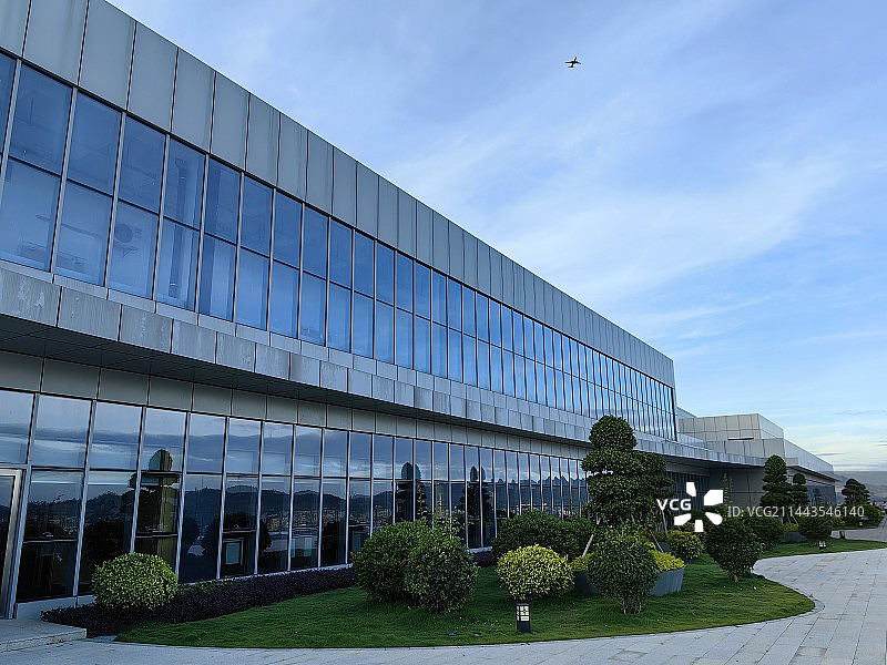 现代办公楼建筑天台花园景观图片素材