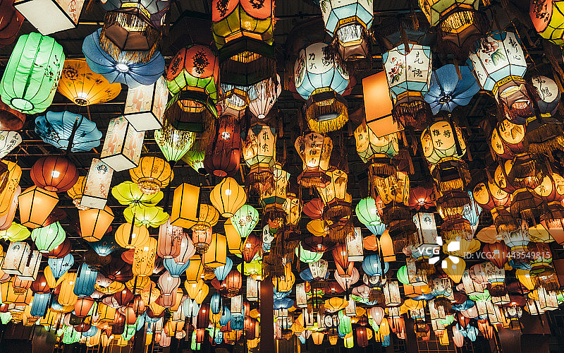 新年哈尔滨中央大街装饰的古典中式宫廷灯笼图片素材