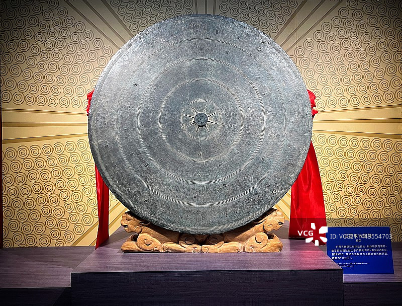 世界上最大的古代铜鼓图片素材