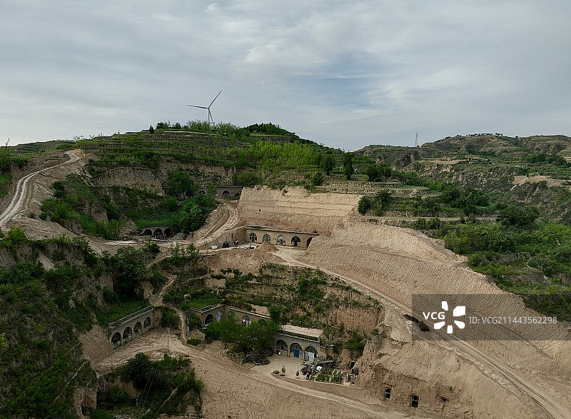 黄土高原上的窑洞和风力发电机组图片素材